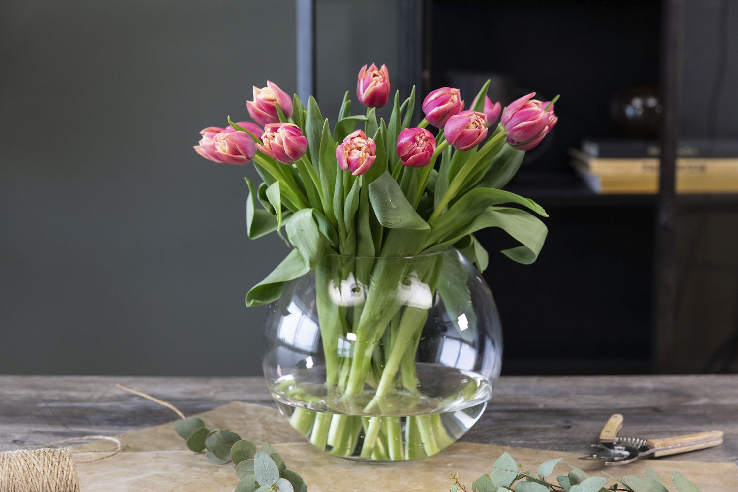 tulipaner i glassvase